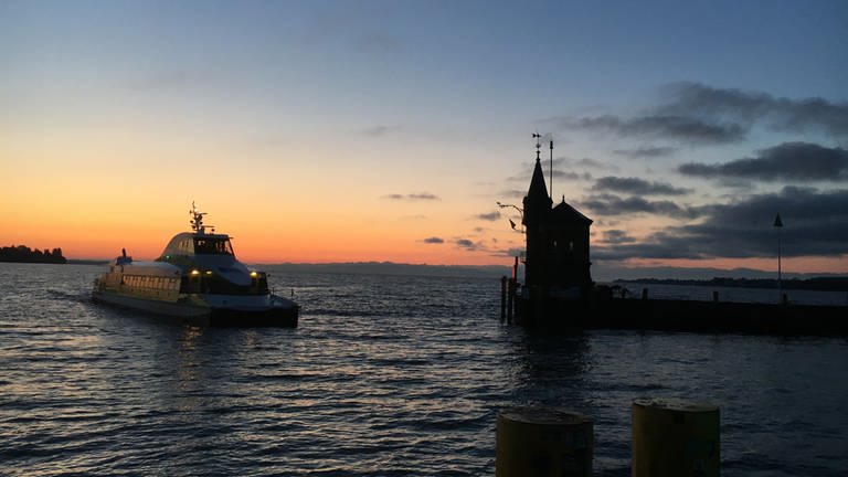 Der Katamaran läuft bei Sonnenaufgang in Konstanz ein. (Foto: SWR, Esther Leuffen)