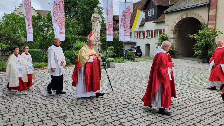 Der Münchner Erzbischof Kardinal Reinhard Marx (mitte) mit Priestern und Messdienern auf dem Münsterplatz  (Foto: SWR, Friederike Fiehler)