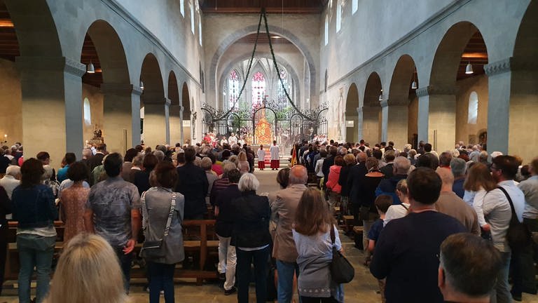 Gottesdienst mit Gläubigen im Münster der Reichenau (Foto: SWR, Friederike Fiehler)