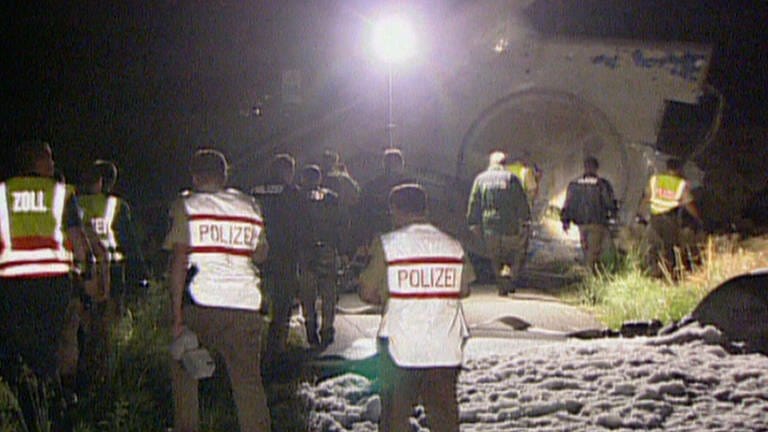 Rettungskräfte beim Einsatz nach dem Flugzeugabsturz bei Überlingen am 1. Juli 2002.  (Foto: SWR)