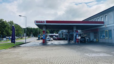 eine Esso Tankstelle in Lindau ist zu sehen. Es ist nicht viel los.