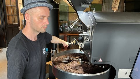 Andre Kirberg, Kaffeeröster (Foto: SWR, Meisenberg)