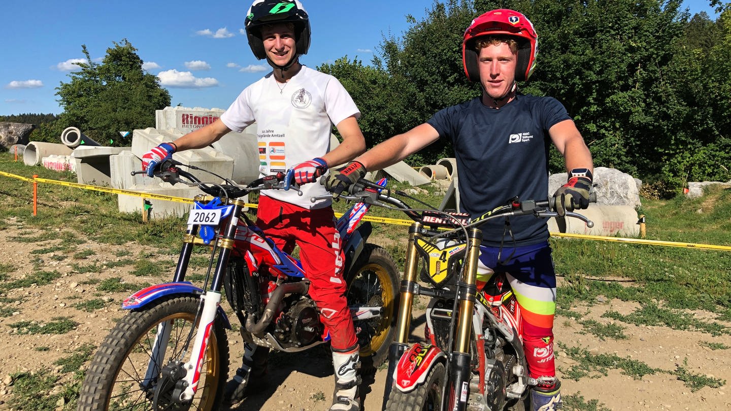 Luis Heine und Jonathan Heidel stehen mit ihren Motocross-Rädern da. (Foto: SWR, Martin Hattenberger)