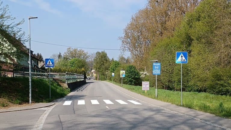 Aufgemalter Zebrastreifen auf einer Straße in Ebenweiler