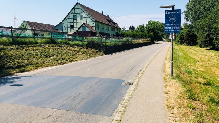 Die Umrisse der Zebrastreifen sind auf der Durchgangsstraße in Ebenweiler noch erkennbar (Foto: SWR, Moritz Kluthe)
