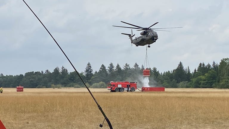 Das Hubschraubergeschwader 64 in Laupheim bei Löschübungen.