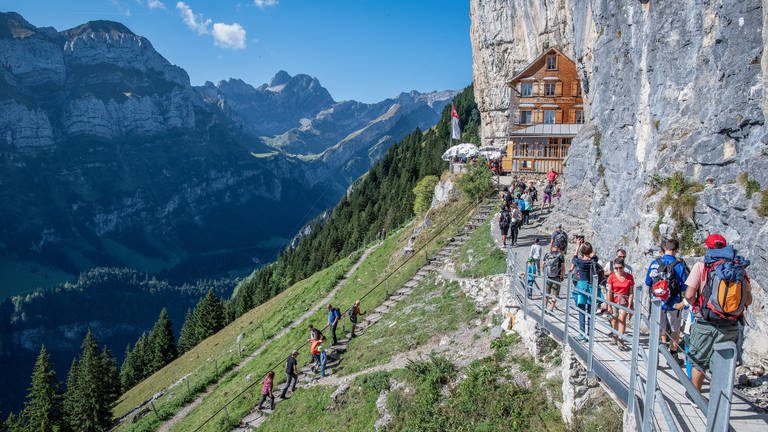 Das bekannte Berggasthaus Äscher im Alpstein.  (Foto: dpa Bildfunk, picture alliance/dpa/Melanie Duchene (Archiv))
