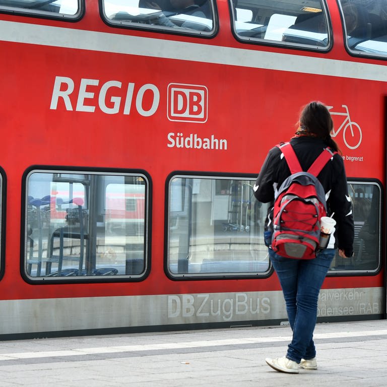 Ein Zug der Südbahn steht in einem Bahnhof.  (Foto: dpa Bildfunk, picture alliance/dpa/Felix Kästle)