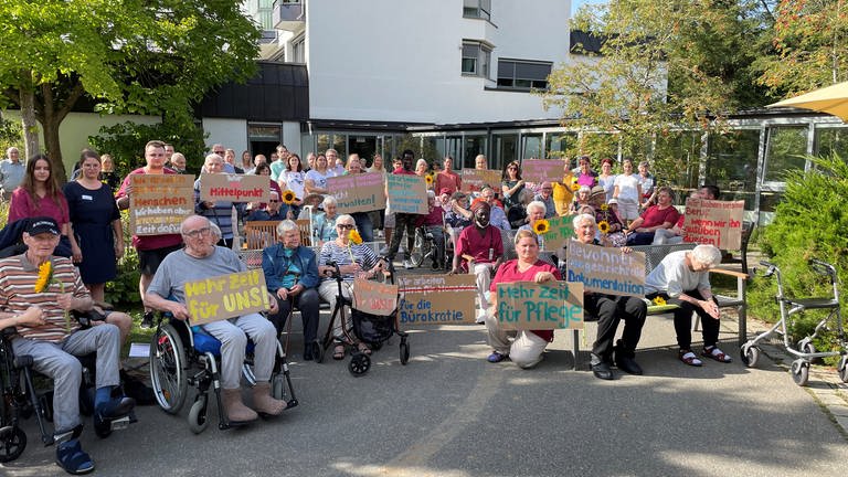 Protestaktion gegen das neue Infektionsschutzgesetz bei der St. Elisabeth-Stiftung in Bad Waldsee (Foto: SWR, Johannes Riedel)