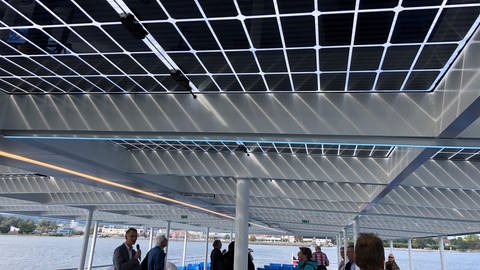 die Solarzellen des E-Schiffs der BSB