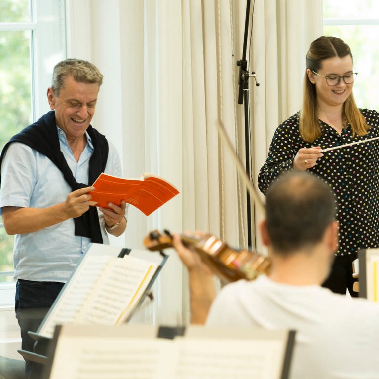 Der Dirigierlehrer Johannes Schlaefli gab den Nachwuchsdirigenten bei der Internationalen Sommerakademie 2022 in Radolfzell Unterricht. (Foto: Internationale Sommerakademie Radolfzell)