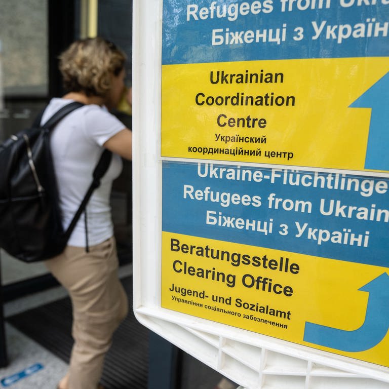 Hinweisschild für ukrainische Geflüchtete (Foto: picture-alliance / Reportdienste, picture alliance/dpa | Frank Rumpenhorst)