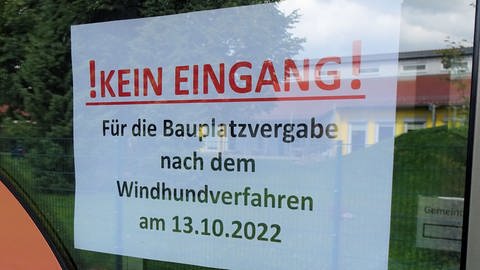 In Erlenmoos (Kreis Biberach) werden Bauplätze nach dem Windhundprinzip vergeben. Ein halbes Dutzend Camper wartet schon auf den richtigen Moment. (Foto: SWR, Johannes Riedel)