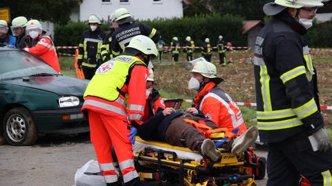 Helfer des Rettungsdienstes versorgen eine schwer verletzte Person bei der Großübung bei Langenargen-Oberdorf. (Foto: SWR, Martin Hattenberger)