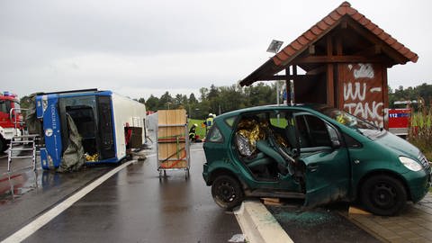 Bei Frickingen ist ein Reisebus mit 40 Insassen nach einem Unfall umgekippt - so das Übungsszenario.  (Foto: SWR, Martin Hattenberger)