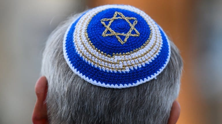 Ein Mann trägt eine Kippa mit Judenstern. (Symbolbild)
