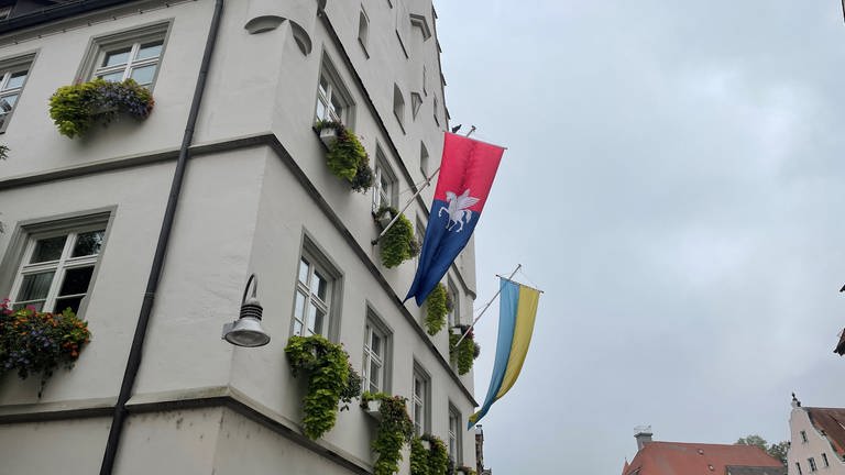 Die Fahne der georgischen Stadt Telawi hängt neben der ukrainischen Fahne am Rathaus von Biberach.  (Foto: SWR, Johannes Riedel)