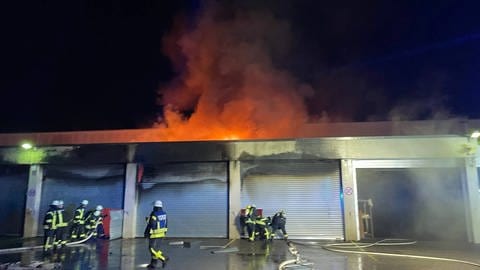 Großbrand bei einer Firma in Dettingen (Kreis Biberach). (Foto: Pressestelle, Feuerwehr Dettingen an der Iller)