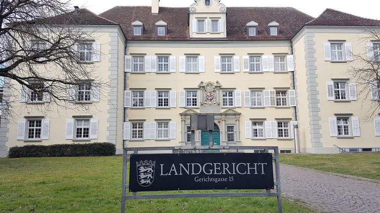 Landgericht Konstanz von außen mit Landgerichtsschild (Foto: SWR, Friederike Fiehler)