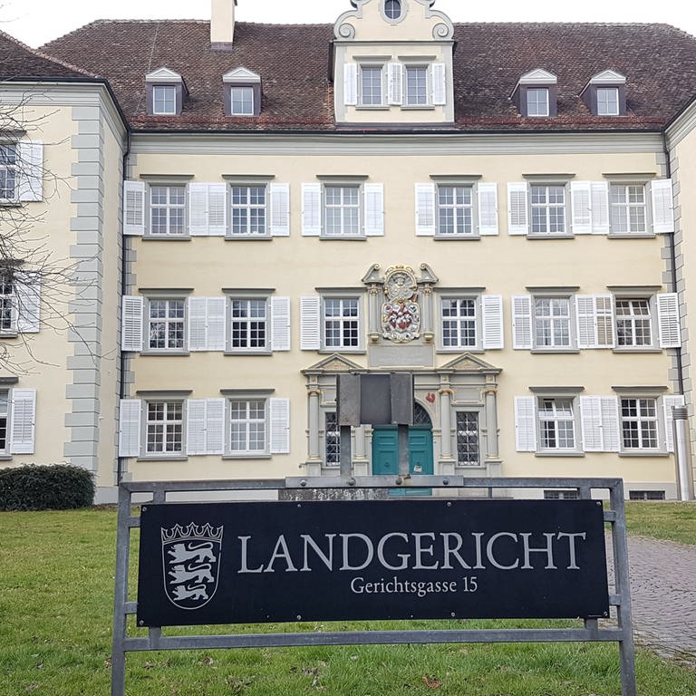 Landgericht Konstanz von außen mit Landgerichtsschild