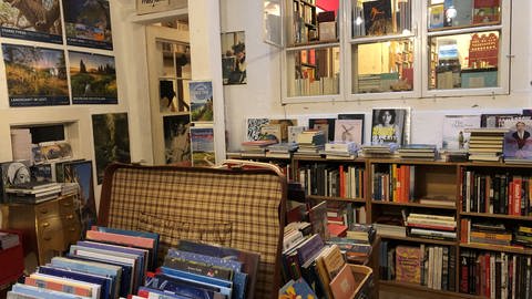 Viele Bücher stehen in der Bücherei von Anna Rahm. (Foto: SWR, Thea Thomiczek)