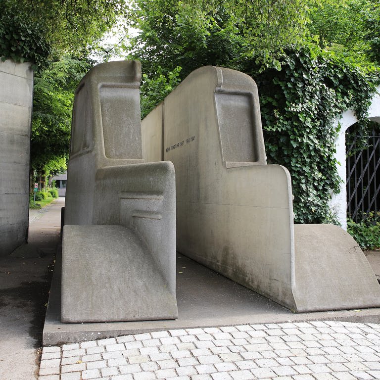 Das Denkmal der grauen Busse am ZfP Weissenau in Ravensburg (Foto: Pressestelle, ZfP Südwürttemberg)