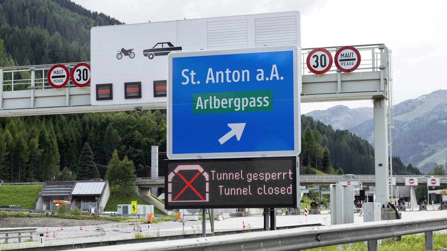 Eine Anzeigetafel weist darauf hin, dass der Arlbergtunnel gesperrt ist. (Foto: IMAGO, Chromorange (Archiv))