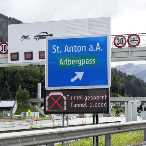 Eine Anzeigetafel weist darauf hin, dass der Arlbergtunnel gesperrt ist.  (Foto: IMAGO, Chromorange (Archiv) )