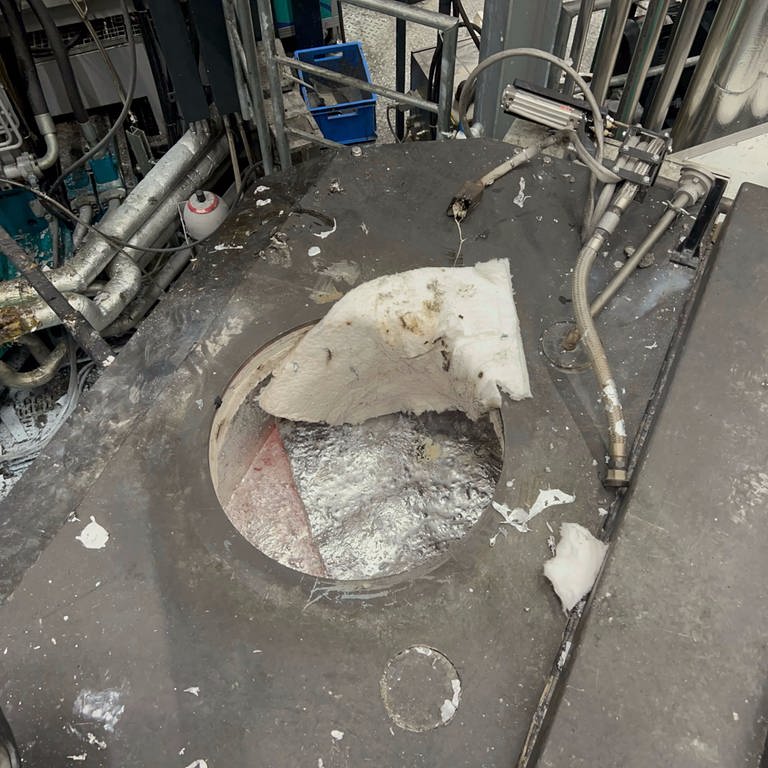 Bei einem Arbeitsunfall ist ein Mann in einen Ofentopf mit flüssigem Aluminium gefallen. (Foto: Pressestelle, Polizei St. Gallen)