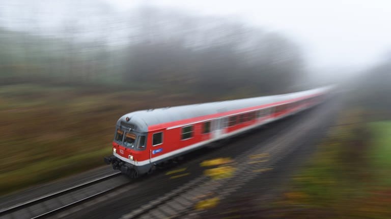 Zug fährt auf Gleisen bei Aulendorf