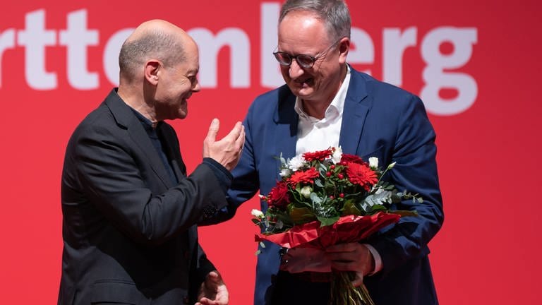Bundeskanzler Scholz gratuliert SPD-Landeschef Andreas Stoch zu seiner Wiederwahl beim Landesparteitag in Friedrichshafen (Foto: dpa Bildfunk, picture alliance/dpa | Silas Stein)