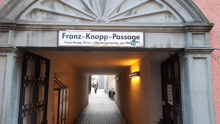 Ein Schild zeigt die Franz-Knapp-Passage in Konstanz. (Foto: SWR, Stefanie Baumann)