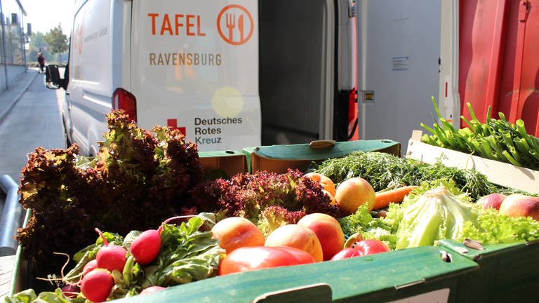 Eine Kiste mit Lebensmitteln wird zur Tafel ravensburg transportiert. (Foto: Pressestelle, DRK)