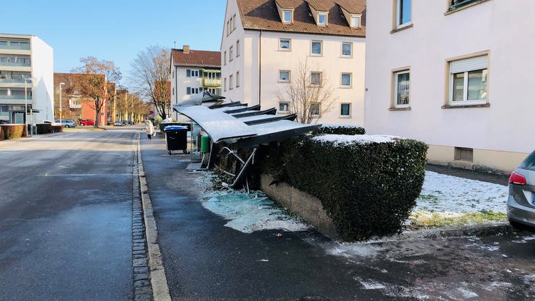 In Friedrichshafen ist am Montagmorgen ein Stadtbus in eine Bushaltestelle gefahren. Ersten Polizeiinformationen zufolge sind mehrere Businsassen verletzt worden. Es sei großer Sachschaden entstanden. Die Rettungskräfte seien im Einsatz, so die Polizei in einer Erstmeldung. (Foto: SWR)