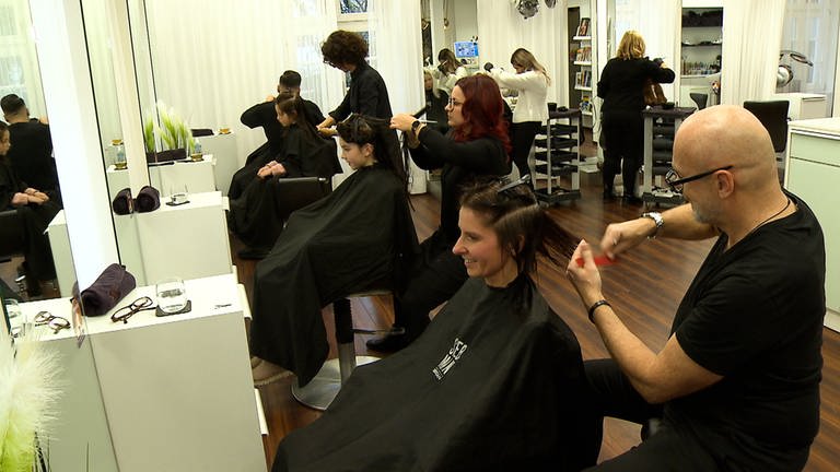 Menschen bekommen beim Frisör die Haare gewaschen (Foto: SWR)