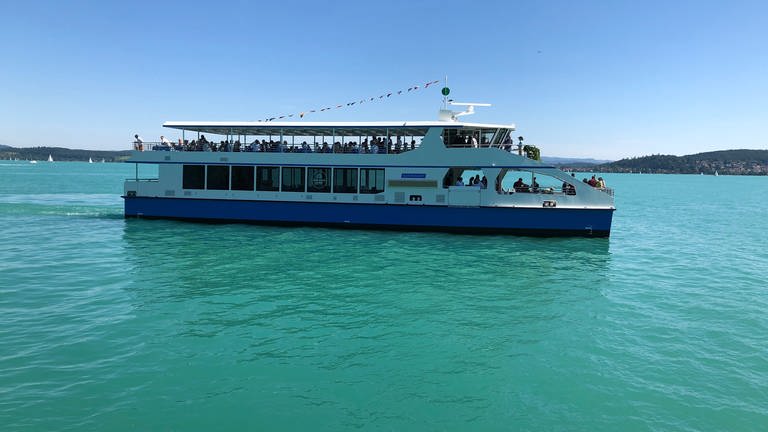 Am Sonntag ist das erste E-Schiff für den Bodensee getauft worden. Es trägt nun den Namen "Insel Mainau". (Foto: SWR)