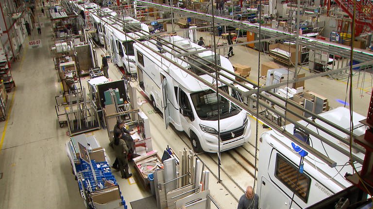 Produktionshalle von Dethleffs in Isny, Wohnmobile stehen in einer Halle (Foto: SWR)
