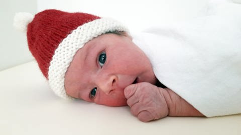 Neugeborene Runa Josefa mit roter Nikolausmütze (Foto: Pressestelle, Sana)