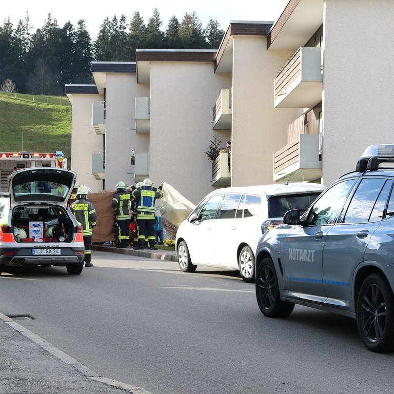 Rettungskräfte sind nach einem Unfall in Scheidegg (Landkreis Lindau) im Einsatz. Ein 89 Jahre alter Fahrer hatte dort Großmutter, Mutter und Enkel im Kinderwagen mit seinem Auto erfasst, die 64-Jährige starb.  (Foto: dpa Bildfunk, picture alliance/dpa | Mario Lassleben)