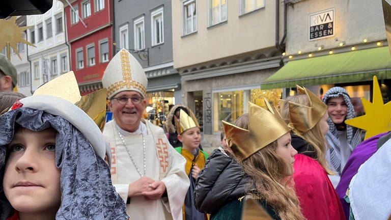 Bischof Gebhard Fürst mit Sternsingern in Ravensburg (Foto: SWR, Achill Tiwary)
