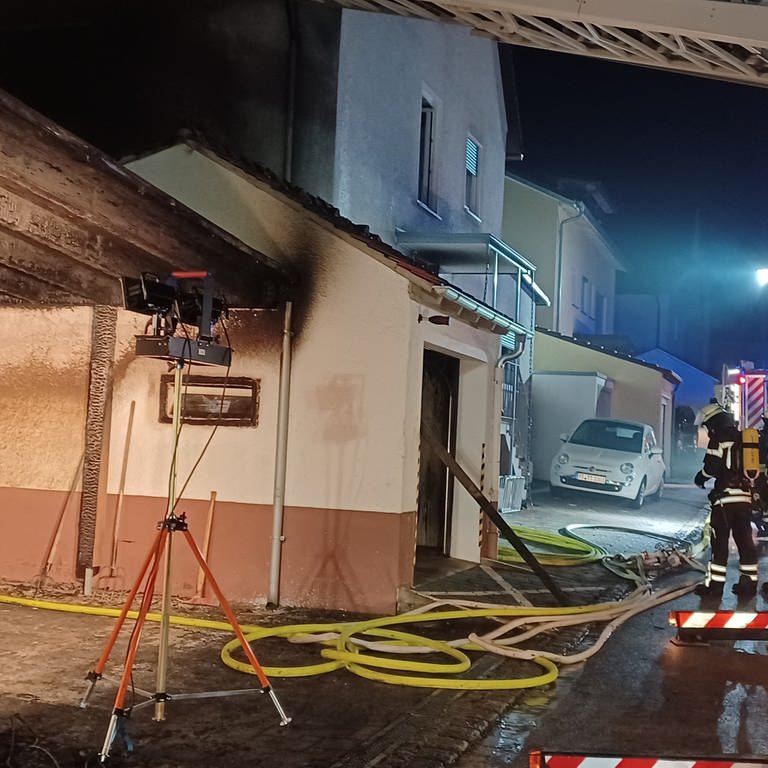 In Friedrichshafen brannte in der Silvesternacht ein Carport. Die Feuerwehr evakuierte zwei benachbarte Wohngebäude.  (Foto: Pressestelle, Stadt Friedrichshafen)