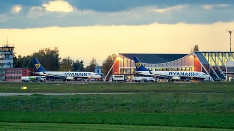 Ryanair-Flugzeug vor Terminal des Allgäu Airport in Memmingen (Foto: Pressestelle, Flughafen Memmingen/Maximilian Mair)