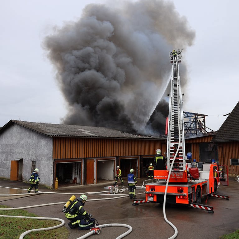 Eine Scheune brennt in Unteropfingen im Landkreis Biberach. (Foto: Pressestelle, Thomas Pöppel)