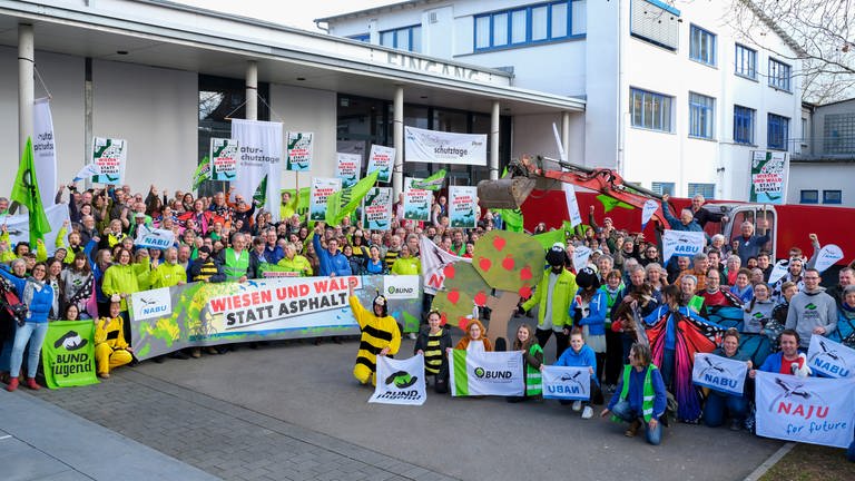 Menschen halten Plakate hoch bei den 46. Naturschutztagen in Radolfzell