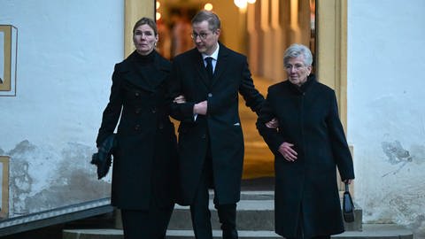 Bernhard Markgraf von Baden, neuer Chef des Hauses Baden, geht mit seiner Ehefrau Stephanie (l) und seiner Mutter Valerie Markgräfin von Baden zur Trauerfeier zum Münster in Schloss Salem.
