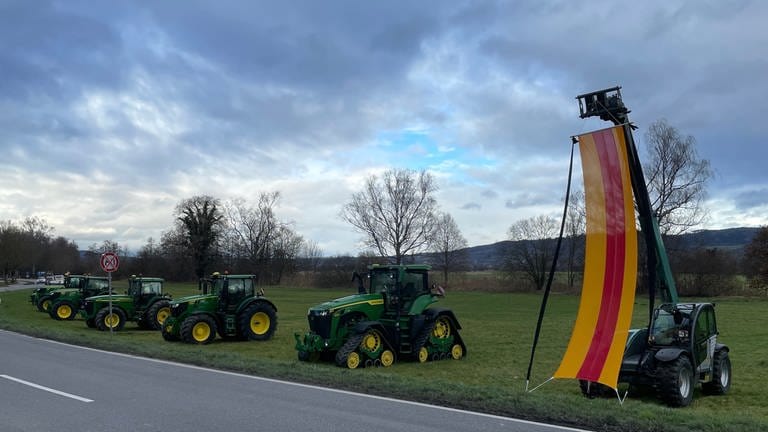 Traktoren stehen am Tag der zweiten Trauerfeier für Max Markgraf von Baden an der Landstraße 205, die zum Kloster und Schloss Salem führt, mit einer Flagge in den klassischen Farben des Hauses Baden. (Foto: SWR, Julia Kretschmer)