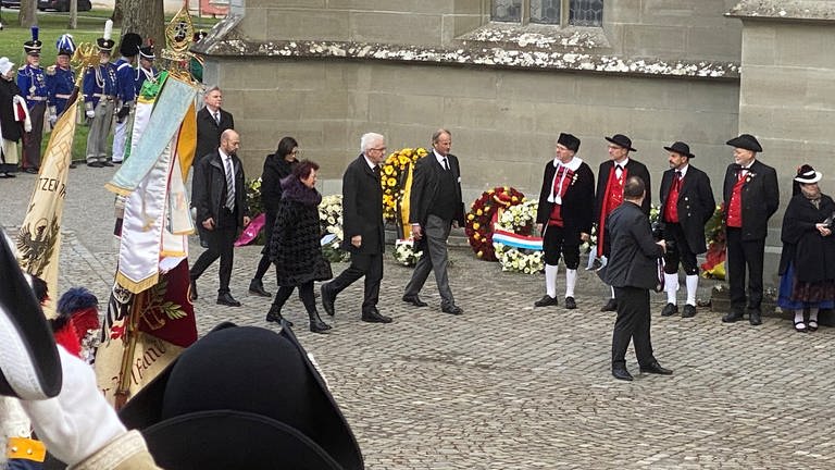 Ministerpräsident Kretschmann beim Einzug ins Münster in Salem