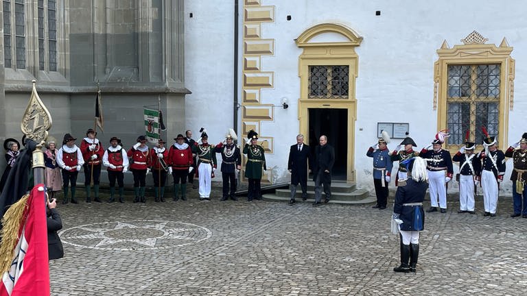 König Philipp von Belgien und Fürst Albert von Monaco beim Gang ins Münster.