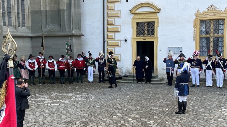 Prinz Hassan von Jordanien auf dem Weg ins Münster zur Trauerfeier für Max Markgraf von Baden. (Foto: SWR)