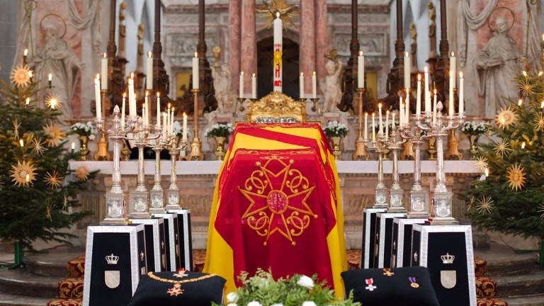 Der Sarg von Max Markgraf von Baden ist mit einer badischen Flagge geschmückt und steht im Münster in Salem umgeben von großen Kerzen.